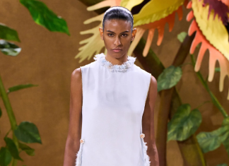 Com brasileiras na passarela, Chanel transforma alta-costura num conto de fadas Julia Morais no desfile da Chanel (Foto: Way Model/Divulgação)