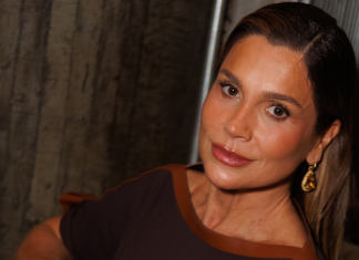 Flávia Alessandra prova elegância do marrom com look em dois tons para festa de revista Flávia Alessandra (Foto: Patrícia Devoraes/Brazil News)