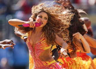 Shakira usa look com mais de 200 mil cristais Swarovski na final da Copa do Mundo Shakira (Foto: @shakira/Instagram/Reprodução)