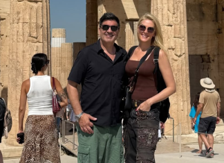 Com Edu Guedes, Ana Hickmann viaja para Grécia e aposta em marrom e calça cargo Edu Guedes e Ana Hickmann (Foto: @ahickmann/Instagram/Reprodução)