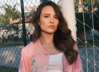 Larissa Manoela tira look do básico com camisa da Rapunzel inspirada no uniforme de beisebol Larissa Manoela (Foto: @larissamanoela/Instagram/Reprodução)