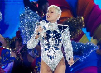 Em meio a polêmica com figurino, Xuxa estreia turnê de despedida; veja looks das famosas na plateia Xuxa (Foto: Andy Santana/Brazil News)