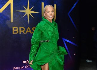 Adriane Galisteu mistura plissado verde e brinco de borboleta. Veja marcas dos looks das famosas no Miss Universe Brasil 2026 Adriane Galisteu (Foto: Eduardo Martins/Brazil News)