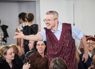 Augusto Paz foca na construção da roupa e apresenta coleção sólida, com estreia da linha masculina Auguto Paz no fim do desfile (Foto: Zé Takahashi/Divulgação)