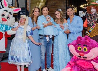 Maria Antonia e Antonella, filha e neta de Tom Cavalcante, usam looks iguais em festa de 1 ano inspirada em Alice no País das Maravilhas Patricia Cavalcante, Tom, Maria Antonia, Antonella e Cristiano Foto: Clayton Felizardo/Brazil News)