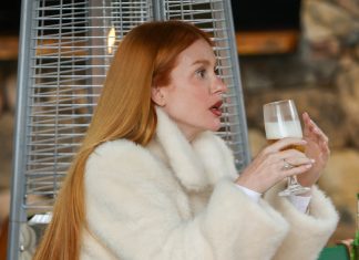 Festival de Gramado: Marina Ruy Barbosa dribla frio com cerveja, casaco branco de pele e meia preta Marina Ruy Barbosa (Foto: Manu Scarpa/Brazil News)