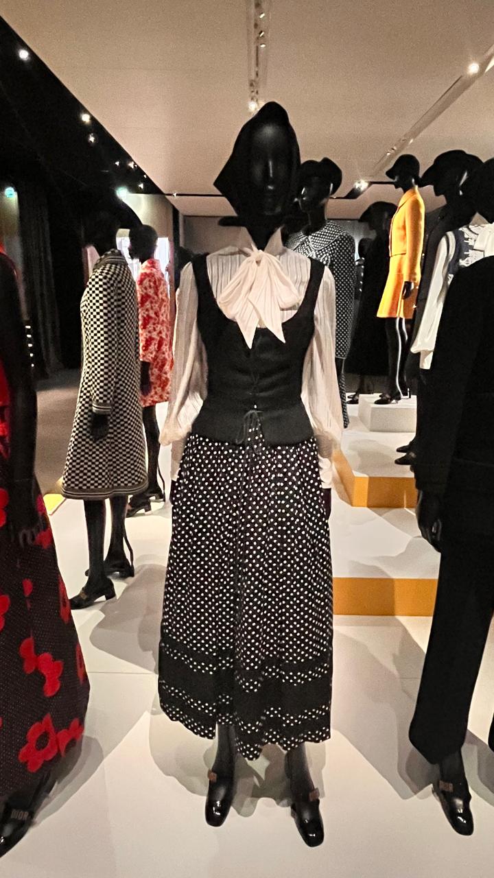 Modelo com saia de poá e laço de Christian Dior dos anos 1950 (Foto: Rosângela Espinossi)