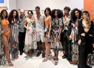 Amir Slama transforma estampas de fragrâncias em coleção de pré-verão. Veja fotos Amir Slama, Mônica Burgos, da Avatim, e modelos com peças da nova coleção (Foto: Rosângela Espinossi)