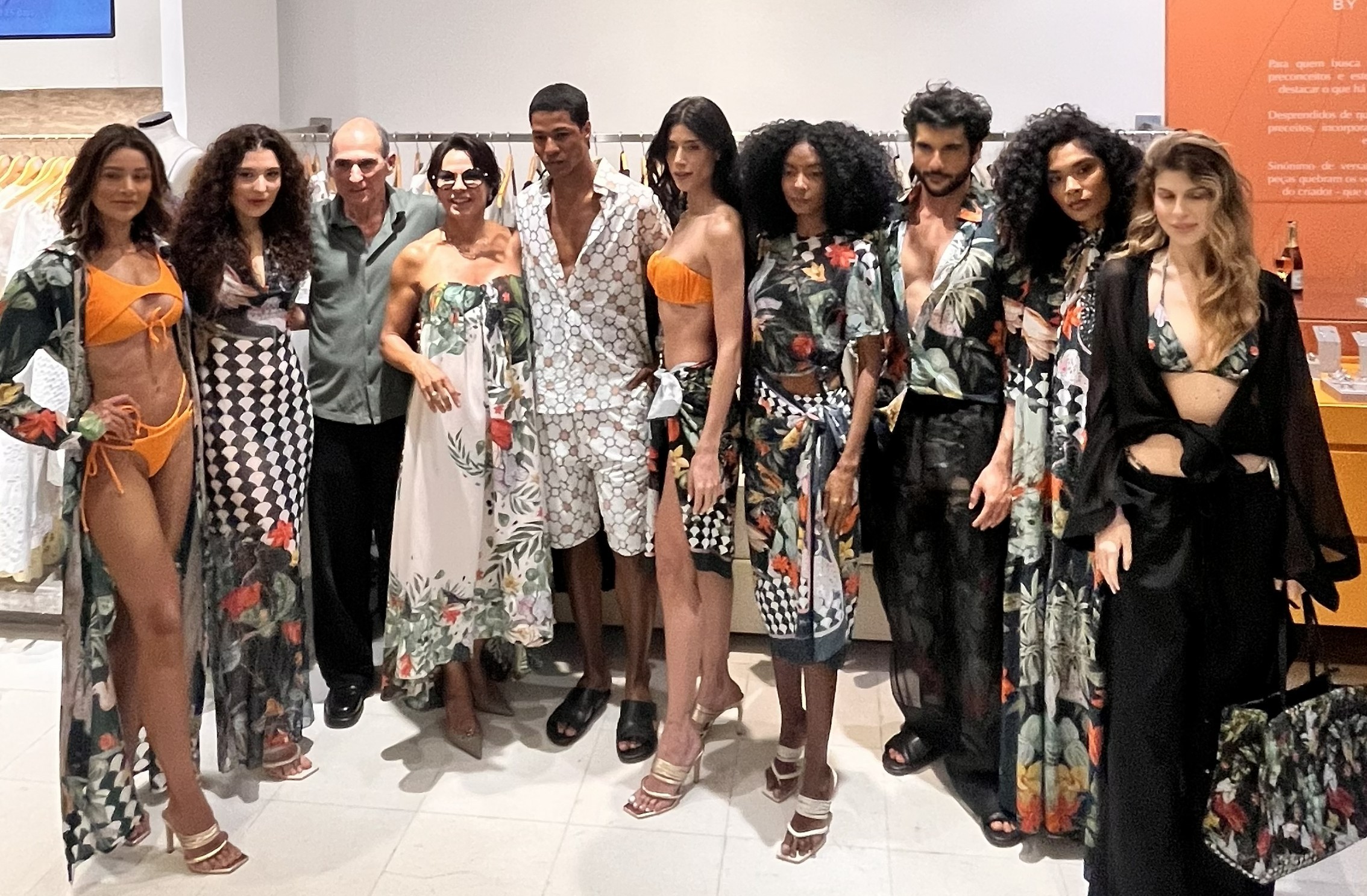 Amir Slama, Mônica Burgos, da Avatim, e modelos com peças da nova coleção (Foto: Rosângela Espinossi)