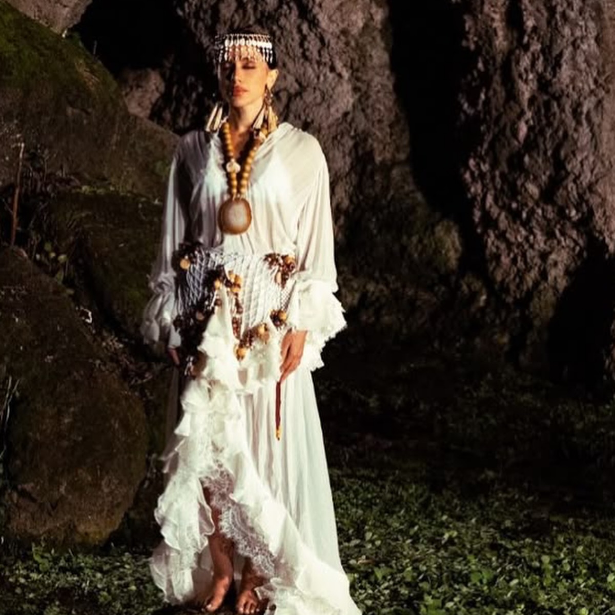 Anitta em "Equilibrivm" com look beanco de Amir Slama (Foto: Reprodução)
