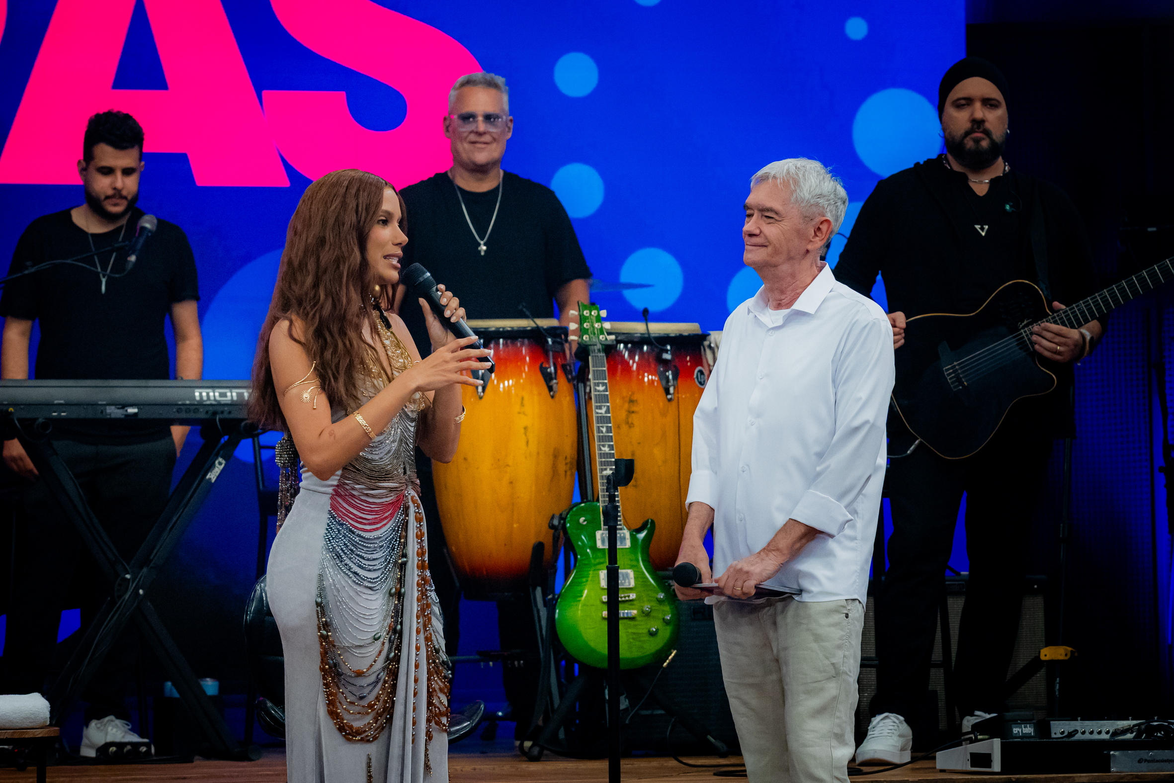 erginho Groisman e Anitta no "Alta Horas" (Foto: Miguel Salvatore/TV Globo/Divulgação)