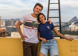 De chinelo Havaianas a tênis All Star: Bruna Marquezine e Shawn Mendes usam looks casuais para visita a projeto sociocultural Shawn Mendes e Bruna Marquezine (Foto: Divulgação)