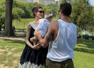 Camila Queiroz exibe look P&B e bolsa de R$ 19,1 mil no Central Park de NY com a filha e Klebber Toledo Camila Queiroz e Klebber Toledo (Foto: @camilaqueiroz/Instagram/Reprodução)