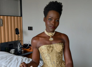 Como uma deusa: estética goddess core ganha força com atrizes de ‘A Odisseia’ Lupita Nyong'o (Foto: @lupitanyongo/Instagram/Reprodução)