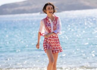 Emily em Paris: Lily Collins usa de conjunto bordado a casaco dourado na 6ª temporada "Emily em Paris" (Foto: @netflixbrasil/Instagram/Reprodução)