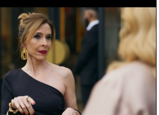 Em “Quem Ama Cuida”, Deborah Evelyn aposta em truque de styling com bracelete de R$ 198 Deborah Evelyn como Carmita em "Quem Ama Cuida" (Foto: Reprodução)