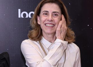 Básica e prática, Fernanda Torres aposta em calça preta e camisa listrada em pré-estreia de filme “Muito Prazer”, com Drica Moraes Fernanda Torres (Foto: Roberto Filho/ Brazil News)