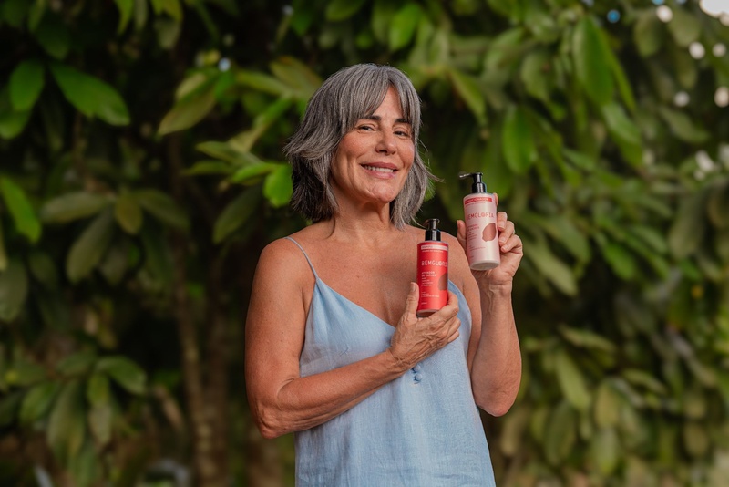 Gloria Pires com produros de sua marca Bem Gloira (Foto: Divulgação)