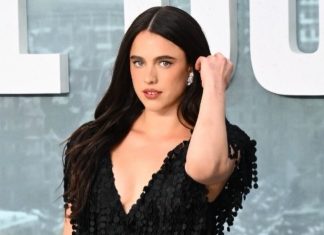 Que sandália é essa? Margaret Qualley é a 1ª famosa a usar modelo “calcanheira” da Chanel que deixa o pé descalço Margaret Qualley (Foto: Reprodução/Instagram)