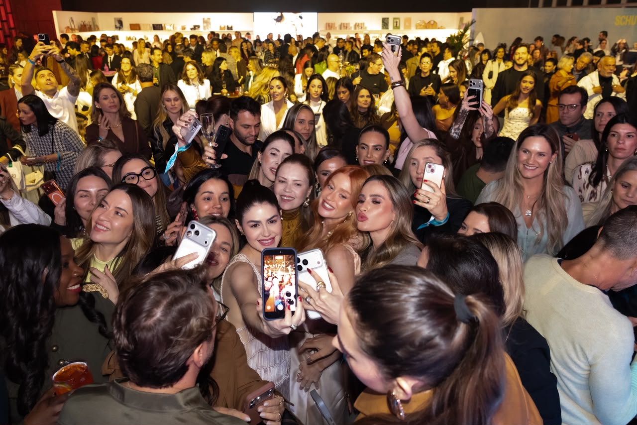 Marina Ruy Barbosa rodeada de fãs (Foto: Brazil News)