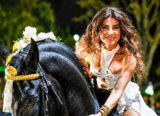 Paula Fernandes volta a Barretos após 10 anos, se apresenta a cavalo e aposta em vestido branco de recortes, que será doado Paula Fernandes em seu cavalo preto (Foto: Eduardo Martins/Brazil News)