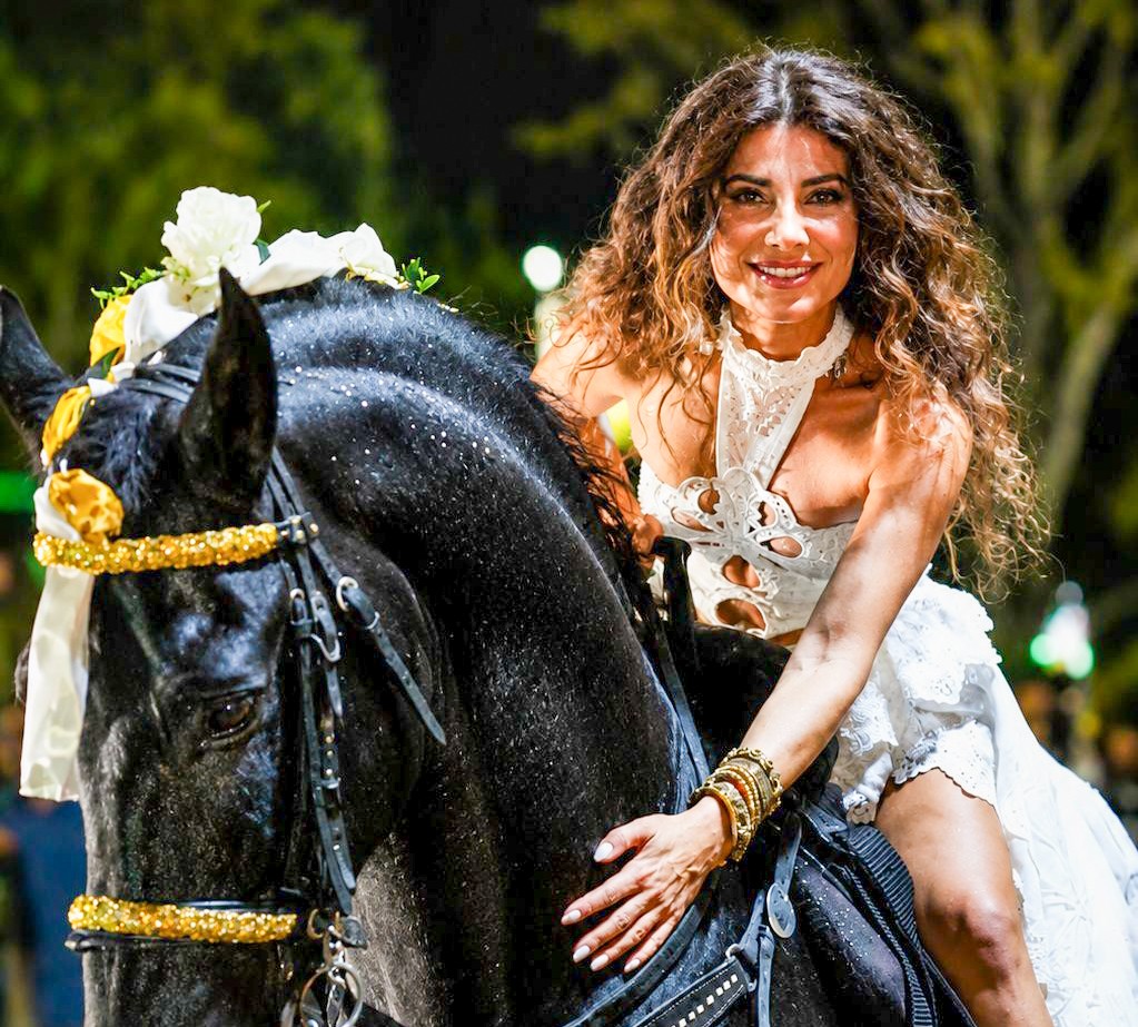Paula Fernandes em seu cavalo preto (Foto: Eduardo Martins/Brazil News)