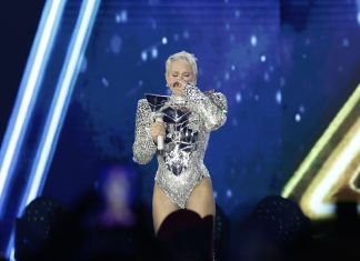 “Voo da virilha”: Xuxa se emociona em 2º show, pede netos para Sasha e Bruna Marquezine e rebate haters dizendo que usa meias Xuxa em "O Último Voo da Nave" (Foto: Iwi Onodera/ Brazil News)