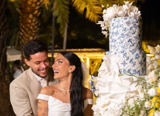 Com buquê de flores brancas, Duda Kropf se casa com Felipe Amorim de vestido de noiva com corset e cauda Felipe Amorim e Duda Kropf (Foto: Lucas Ramos/Brazil News)