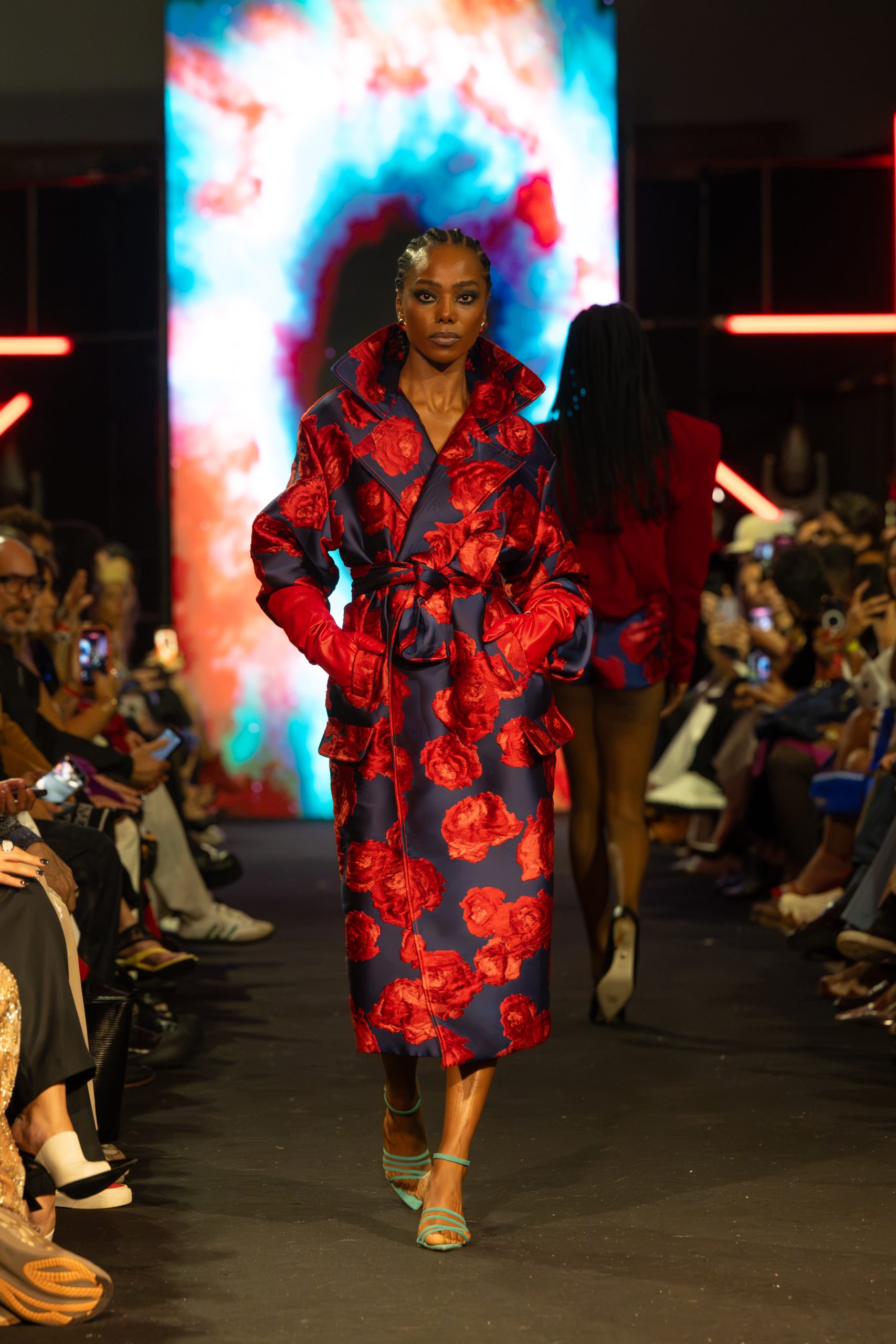 Desfile da Zantti na Runway Fashion (Foto: Divulgação)Na passarela, Marcelo trouxe vestidos, saias e overtops em propostas que brincam com proporções e volumes. As peças mudam de leitura conforme o movimento, uma das referências ao conceito de “Parallax”, termo da astronomia usado para definir a alteração aparente da posição de um objeto quando observado de pontos de vista diferentes.
As referências dos anos 1980 aparecem principalmente na estética mais gótica e maximalista, mas sem reprodução literal. O estilista mistura elementos mais dramáticos com construções de linhas mais limpas. **Superfícies brilhantes, cores saturadas e volumes marcados** ajudam a criar o efeito visual da coleção.
Os vestidos continuam tendo espaço importante na Zantti, mas a coleção mostra também o interesse da marca em peças que podem circular em outras ocasiões. Saias e overtops ganham construções que permitem diferentes formas de usar e combinar.
A sensualidade aparece em uma leitura menos romântica, com recortes e modelagens que valorizam o corpo sem deixar de lado a estrutura das peças. É justamente na modelagem e na construção que Marcelo coloca boa parte da força de seu trabalho.
A marca também mantém uma produção baseada no reaproveitamento de tecidos do próprio ateliê, dentro de uma proposta de zero desperdício. Alguns modelos e elementos que já começam a fazer parte da identidade da Zantti voltam na coleção em novas versões.
“**Nada é mais especial que o design bem pensado e uma modelagem bem construída**”, afirma Marcelo.
Para o desfile, os sapatos foram assinados pela **Minuzza**, marca de calçados artesanais de Palmas, no Tocantins. O styling ficou por conta de **Sarah Schulz**.
### Zantti em “Emily em Paris”
A Zantti já começa a circular também fora do Brasil. A marca **enviou roupas para a produção de “Emily em Paris”**, série da Netflix, em mais um trabalho que leva as criações de Marcelo para um contexto internacional.
### Famosos na plateia
Entre os convidados que acompanharam o desfile estavam **Kenya Sade, Gabriela Loran, Luíza Rosa, Alana Cabral, Yohama Eshima, Milton Cunha, Ana Laura Lopes, Cecilia Chancez e Bella Piero**.