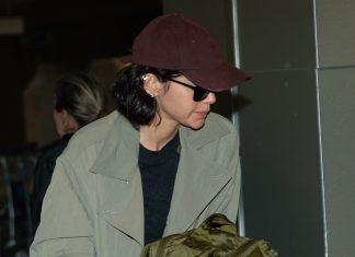 Bruna Marquezine volta ao Brasil com Shawn Mendes: aerolook tem casaco de R$ 21,6 mil e bolsa de R$ 6,1 mil Bruna Marquezine (Foto: Eduardo Martins/Brazil News)