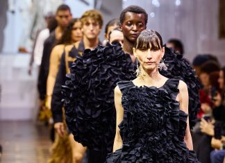 LED promove “Baile da Saudade” em primeiro desfile fora do SPFW com crochês, fuxicos e moda upcycling Desfile LED (Foto: Zé Takahashi/Divulgação)