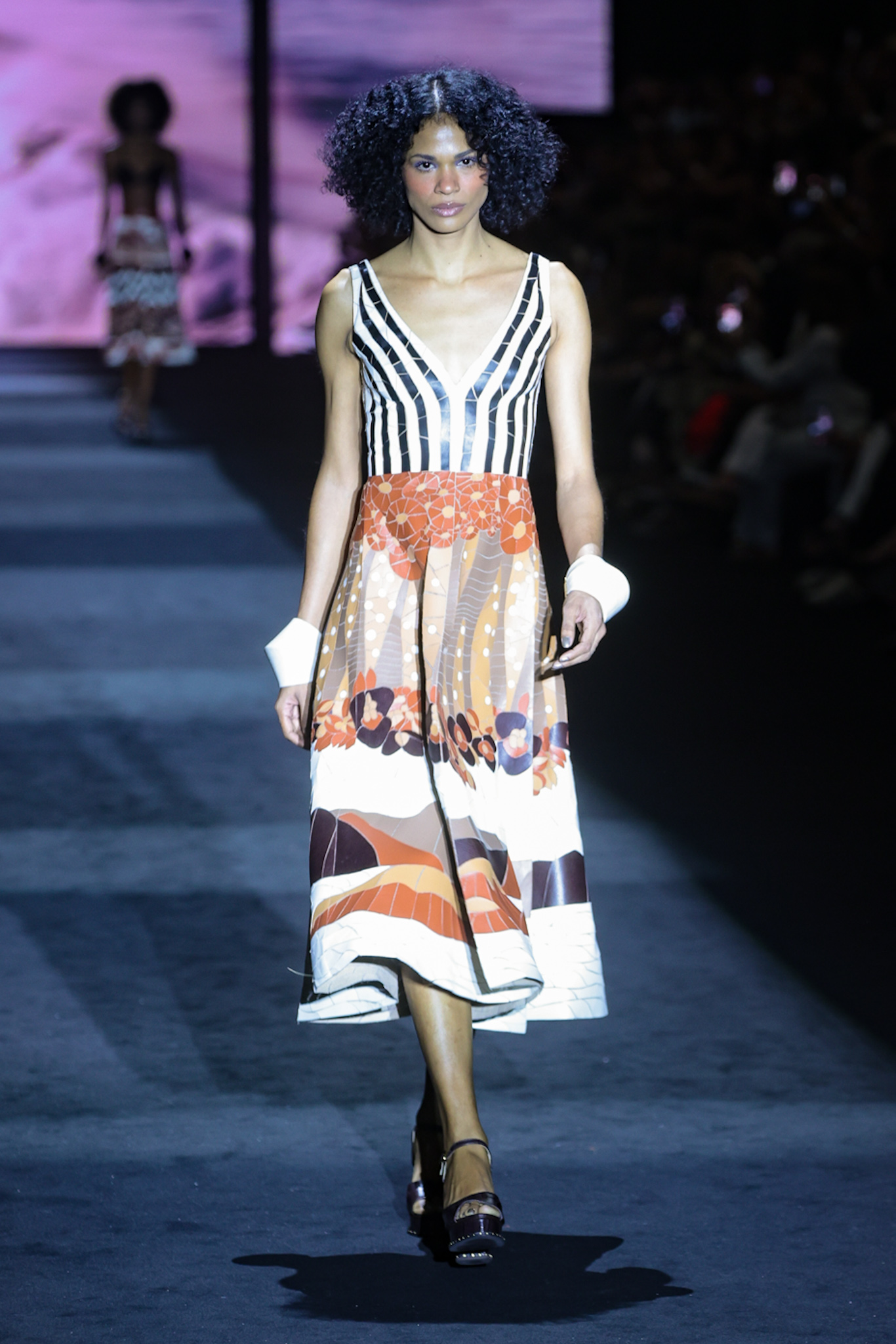 Vestido de marchetaria aplicado em tule: R$ 18.900 (Foto: Brazil News)
