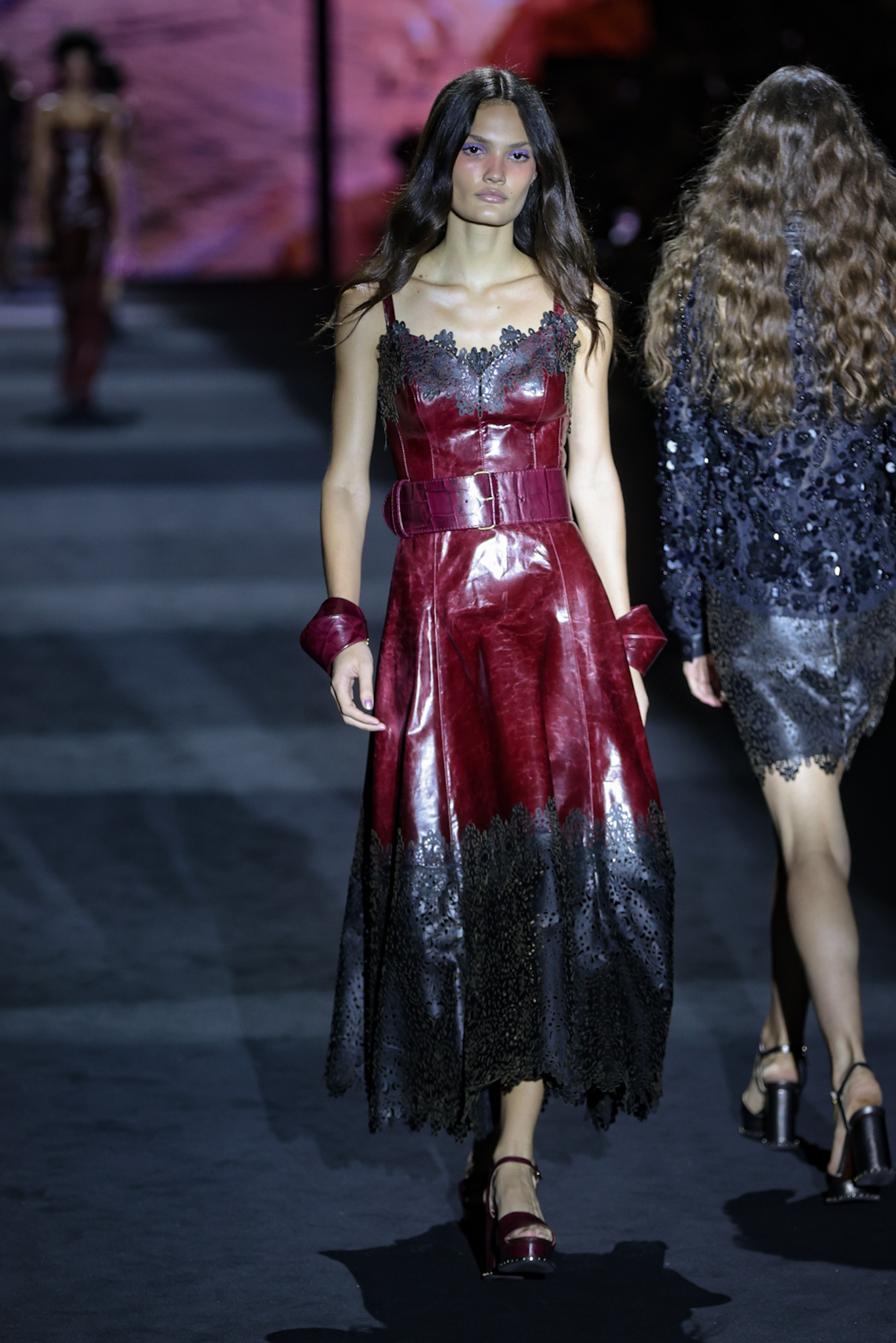 Vestido de couro pul up desfilado no Rio Fashion Week: R$ 18.900 (Foto: Brazil News)