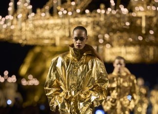 Paris 2027: Anthony Vaccarello pinta de dourado os códigos da YSL; Dior aposta em leveza e fluidez Desfile primavera-verão 2027 da YSL (Foto: Divulgação)