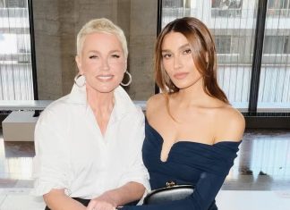 Xuxa resgata saia dos anos 1990 em NY; Sasha usou a mesma peça em desfile de Carolina Herrera em 2023 Xuxa e Sasha no desfile de Carolina Herrera em NY (Foto: João Kopv/Reprodução/Vogue)