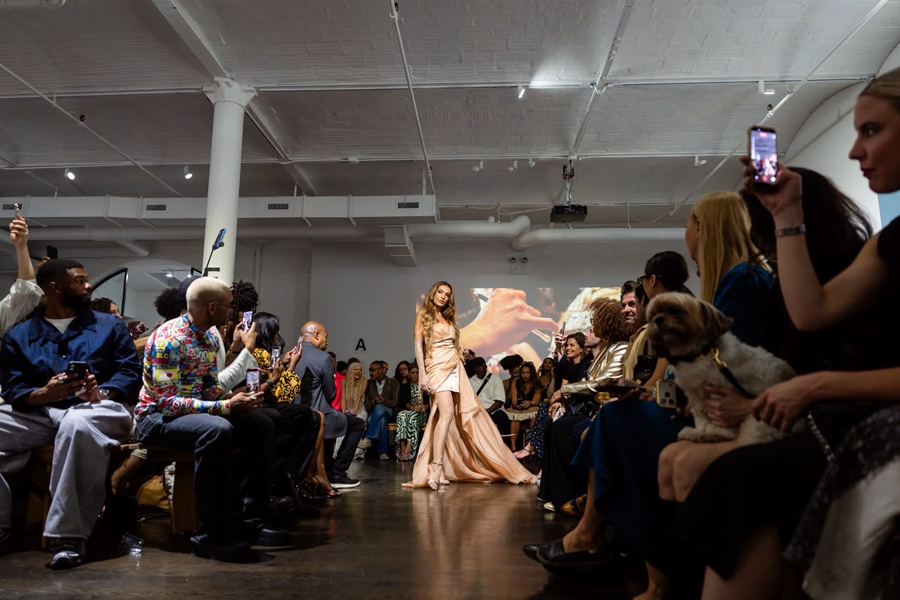 Patricia Poeta no desfile de Valerian Hughes Paris em NY (Foto: Joy Strotz/Divulgação)