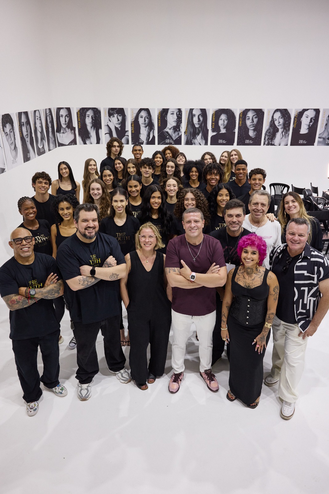 Equipe da Thinkers e finalistas do concurso de modelos The Youth (Foto; Divulgação)