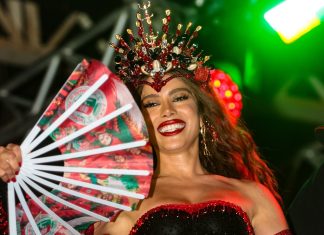 A rainha chegou! Anitta aposta em dois looks na coroação da Grande Rio; um deles foi usado pela “rainha das supercoxas” Anitta na Grande Rio (Foto: Victor Chapetta/Brazil News)