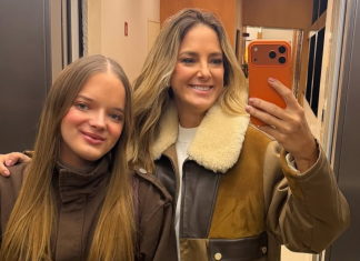 Rafa Justus e Ticiane Pinheiro vestem looks semelhantes com jaqueta marrom e calça jeans para ir ao cinema Rafa Justus e Ticiane Pinheiro (Foto: @ticipinheiro/Instagram/Reprodução)