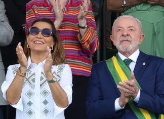 Janja da Silva usa vestido bordado à mão de marca brasileira de R$ 2.360 em desfile de 7 de Setembro Jabja e Lula no desfile de 7 de Setembro (Foto: Lula Marquez/Agência Brasil/Divulgação)
