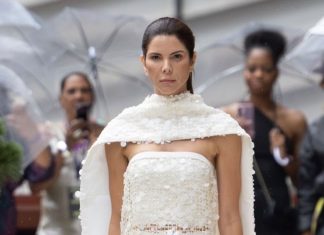 Com 20 anos de carreira, brasileira Swanmy Sampaio retorna às passarelas da semana de moda de New York Swanmy Sampaio em desfile de Nova York (Foto: Divulgação)