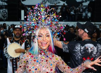 Grávida, Sabrina Sato aposta na trend de pedrinhas coloridas com look ousado na Gaviões e confirma presença no Carnaval 2027 Sabrina Sato (Foto: Manuela Scarpa e Iwi Onodera/Brazil News)