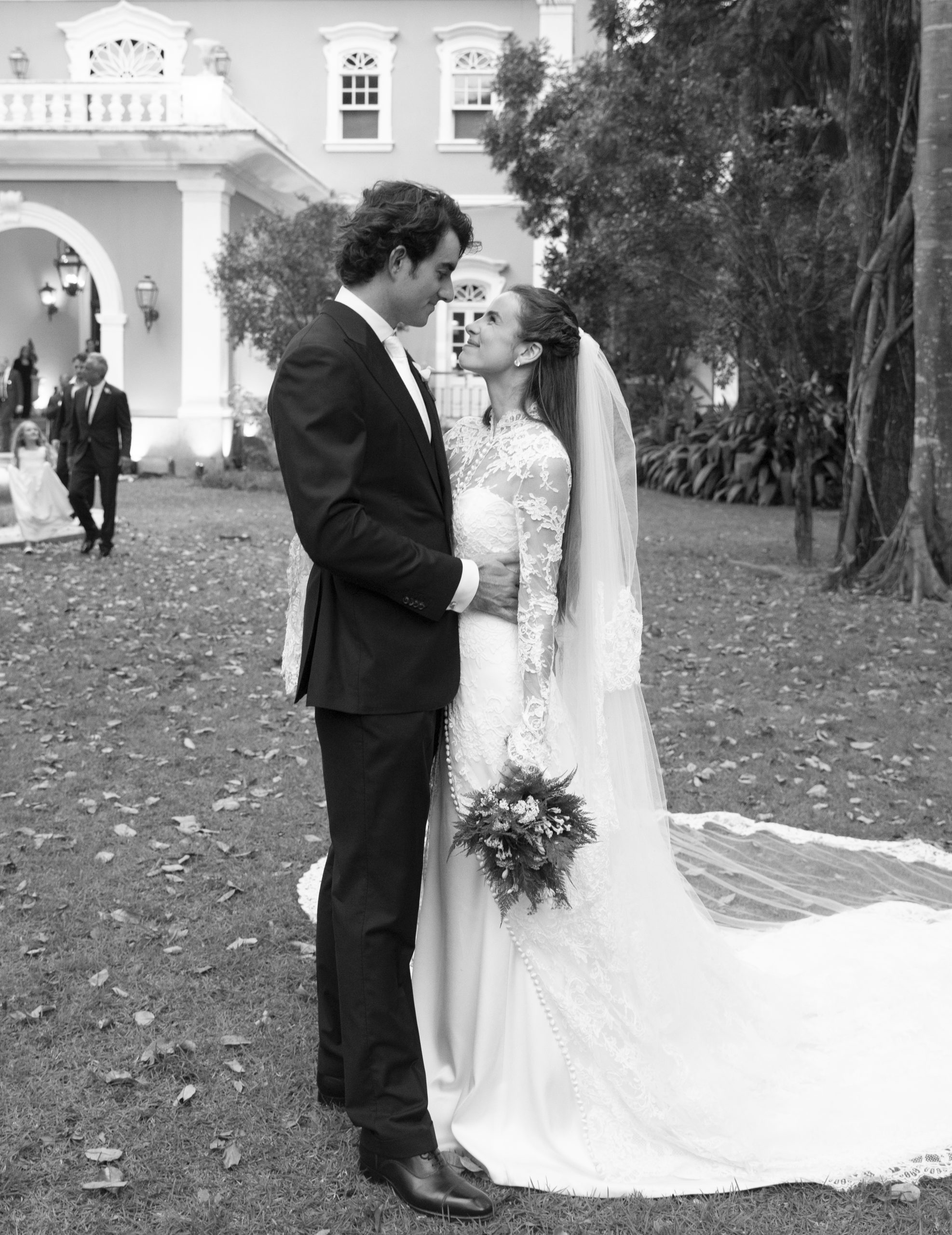 Conor Kennedy e Giulia Be com vestido de noiva do estilista Harris Reed (Foto: Rod Sack/Divulgação)