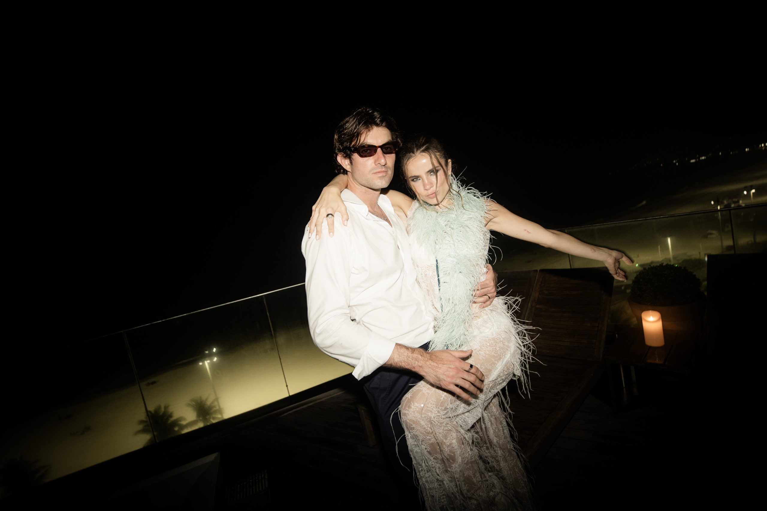 Conor Kennedy e Giulia Be com vestido de noiva do estilista Harris Reed