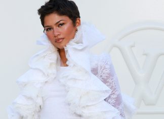 Zendaya dá lição de estilo ao repetir casaco da Louis Vuitton de tapete vermelho com jeans e regata branca Zendaya (Foto: Arnold Jerocki/Getty Images/ Louis Vuitton/Divulgação)