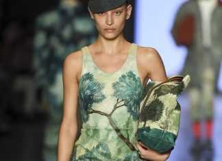 De pneu a crochê: confira 16 bolsas desfiladas no SPFW para todos os gostos e ocasiões Bolsa estampada da À La Garçonne (Foto: Agência Fotosite/Divulgação)