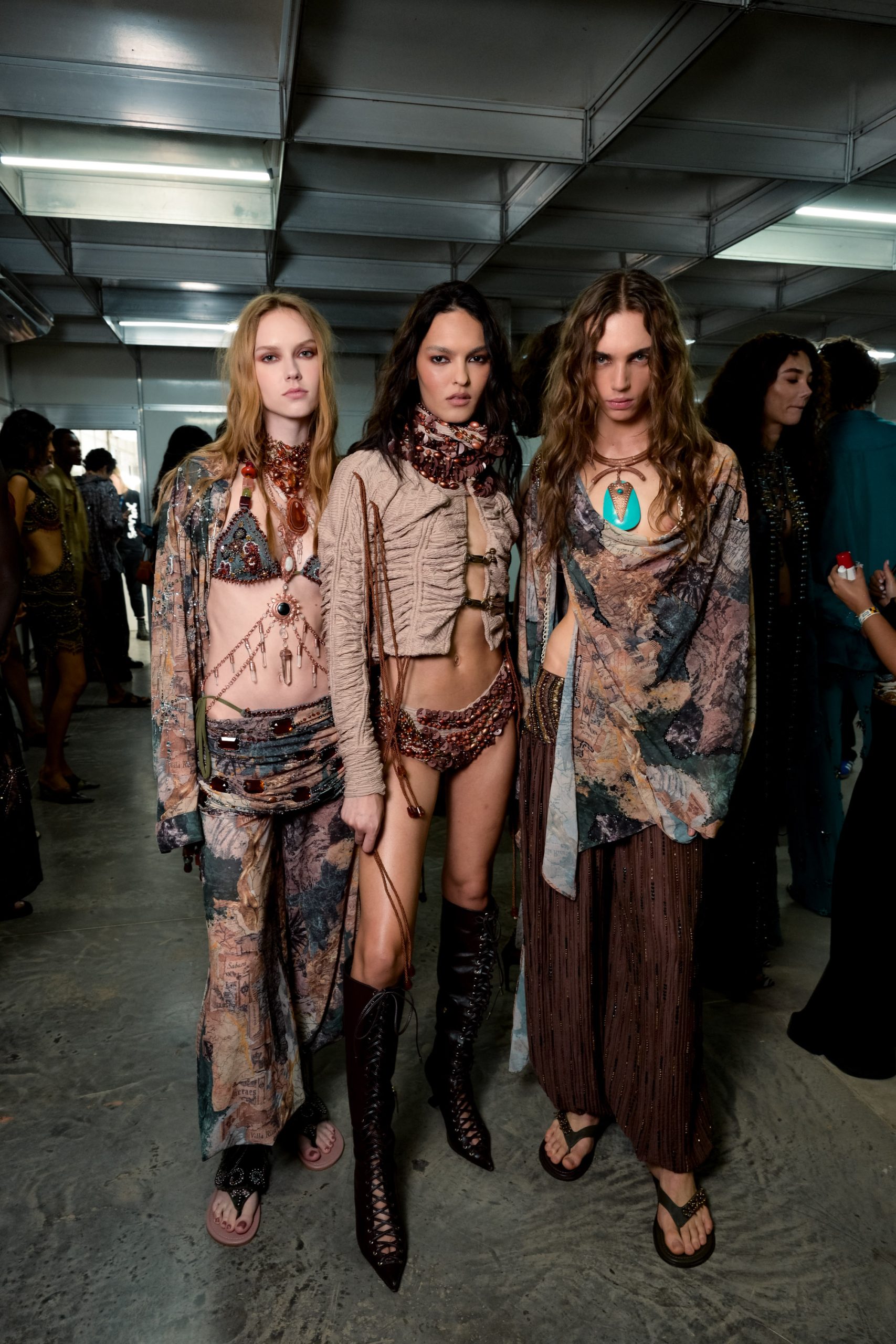 Liya ao centro nos bastidores do desfile da Hisha (Foto: Gustavo Scatena / @agfotosite)