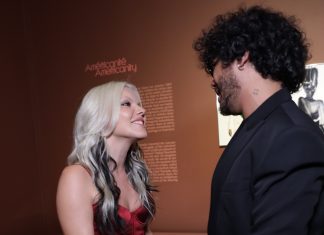 Duda Beat usa vestido bordô de cetim na exposição de Pavarotti, em Paris, com Camila Pitanga e Liniker Duda Beat e Rafael Pavarotti (Foto: Divulgação)