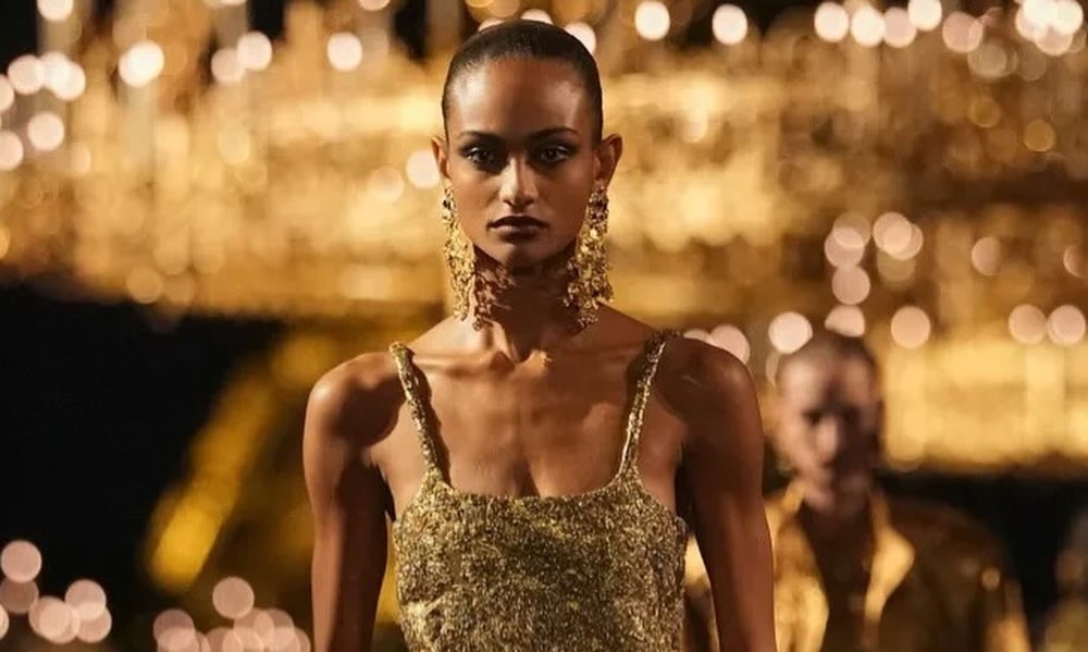 Laís Leão no desfile de YSL (Foto: Divulgação)
