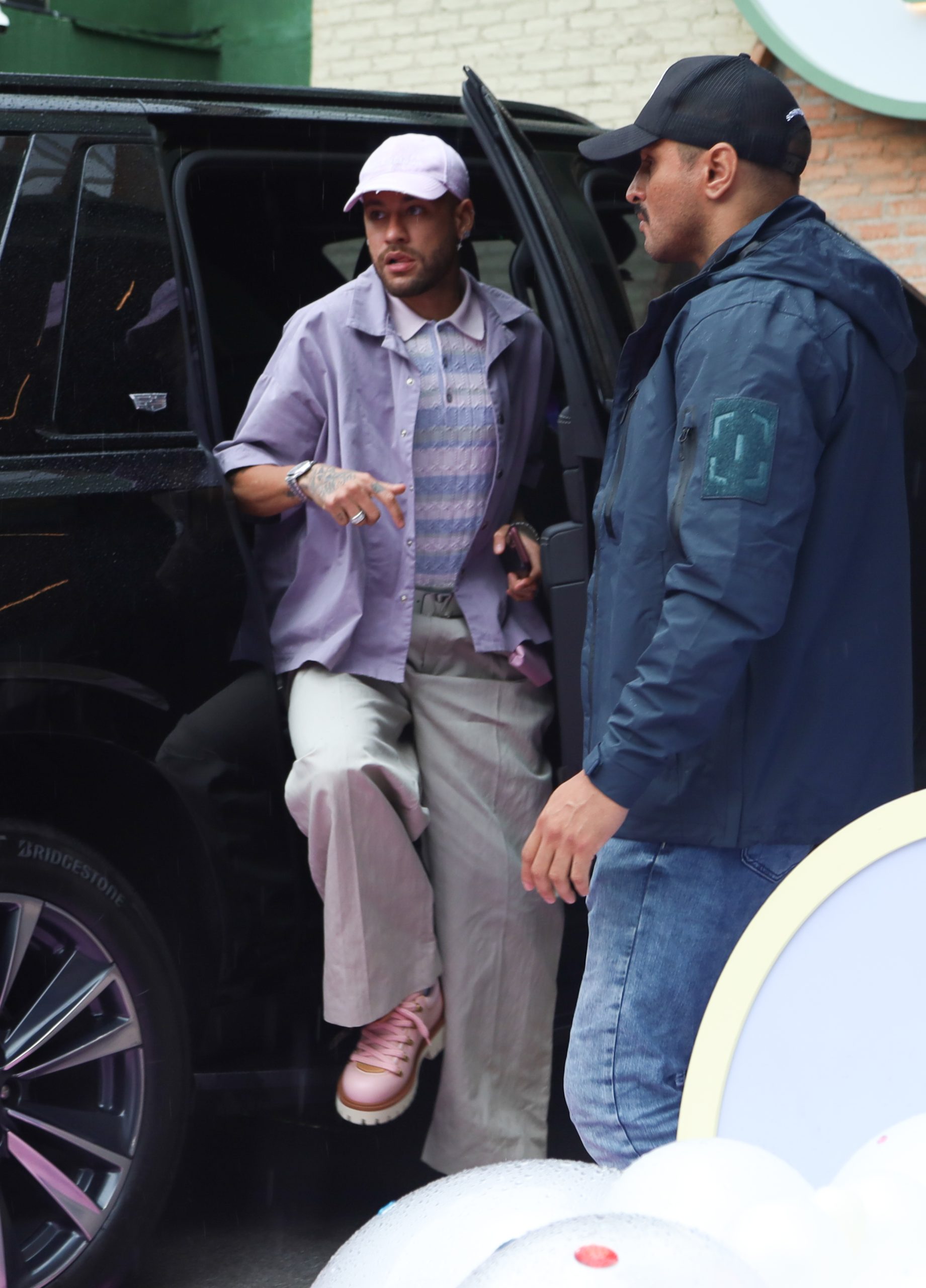 Neymar Jr, Bruna Biancardi, Mavie e Mel (Foto: Reprodução/Instagtram)O que ela não esperava é que Rafaella Santos, irmã de Neymar, usasse a mesma peça no evento. “Bom gosto é isso. Ela chegou com a blusa e eu estou com o vestido”, disse Bruna nos Stories do Instagram. Rafaella usou a peça realmente como blusa, combinada com uma calça jeans. Trata-se de um vestido curto de malha, com elasticidade, toque macio e modelagem ajustada ao corpo. Possui capa sobreposta, com detalhe franzido no ombro e no punho com elástico, corpo drapeado e mangas longas. A peça é da Tig e custa R$ 1.490 no site da marca. O jogador Neymar Jr. também entrou na cartela de cores e sobrepôs uma camisa de botão lavanda, de caimento oversized e mangas curtas, a uma blusa polo listrada em tons semelhantes. O boné também era lilás. Nos pés, usou um sapato rosa com solado branco tratorado da Louis Vuitton. O modelo é o LV Remix Derby, em couro de bezerro, inspirado nas clássicas botas de caminhada, mas com as proporções reinventadas para criar uma silhueta moderna. No site da Louis Vuitton do Brasil, o mesmo modelo não está disponível, mas similares custam entre R$ 10 mil e R$ 14 mil. A aniversariante Mavie também usou lilás, em um look com top de paetês e saia de tule.